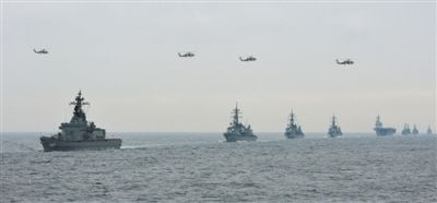 2012年10月14日，日本海上自衛(wèi)隊(duì)舉行閱艦式。2013年，日本自衛(wèi)隊(duì)時(shí)隔11年首增防衛(wèi)預(yù)算。資料圖片