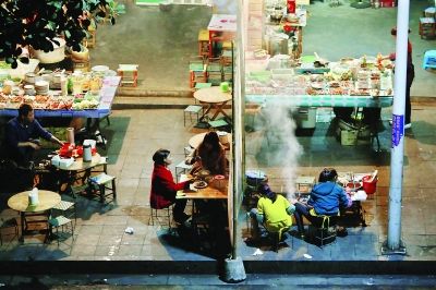 那邦鎮(zhèn)以往熱鬧的夜市，因?yàn)橹芯掃吘车膽?zhàn)亂，而變得冷冷清清 特派記者 賈代騰飛 攝