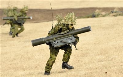 “作戰(zhàn)” 1月13日，日本自衛(wèi)隊一隊員在新年軍演中手持武器，發(fā)動進(jìn)攻。媒體尚未公布1月22日的美日聯(lián)合軍演圖片。