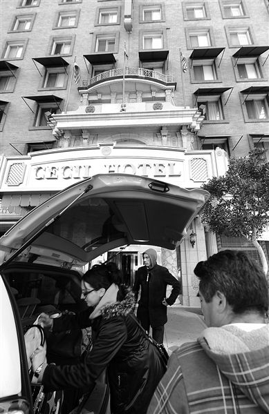 20日，美國洛杉磯，塞西爾酒店房客薩拜娜乘出租車離開酒店。由于擔心水質(zhì)受到污染，目前已有27戶房客離開塞西爾酒店。