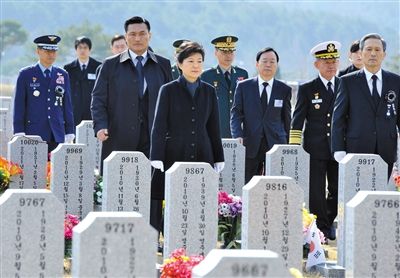 26日，韓國總統(tǒng)樸槿惠參加“天安”艦事件3周年紀(jì)念活動(dòng)，悼念在事件中身亡的韓國士兵。