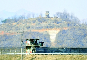 這是3月27日在韓國(guó)西北部靠近南北軍事分界線的坡州市一帶拍攝的韓國(guó)（下）和朝鮮哨所。