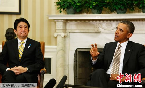 　正在美國訪問的日本首相安倍晉三2月22日在白宮與奧巴馬進行首次會晤。