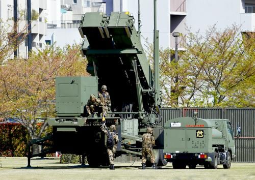 9日，日本自衛(wèi)隊(duì)為應(yīng)對(duì)朝鮮導(dǎo)彈威脅，在東京防衛(wèi)省總部設(shè)置“愛(ài)國(guó)者3”型導(dǎo)彈發(fā)射裝置。