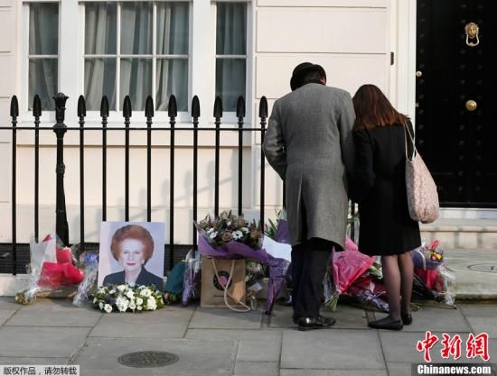 當(dāng)?shù)貢r間2013年4月8日，英國倫敦，民眾在英國前首相撒切爾夫人位于倫敦的住所前進(jìn)行悼念活動。