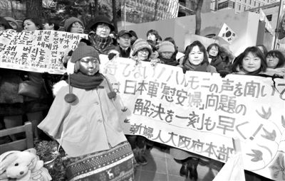 2月20日，首爾，民間人士在日本駐韓大使館前舉行第1062次定期示威活動，要求日本對強(qiáng)征慰安婦進(jìn)行道歉和賠償。