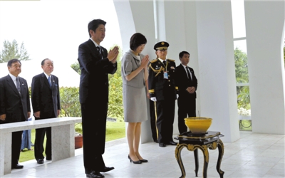 25日，緬甸仰光，安倍偕妻子參拜“二戰(zhàn)陣亡日軍墓”。圖/CFP