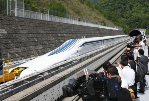日本最新型磁懸浮列車登場，時速為500公里。