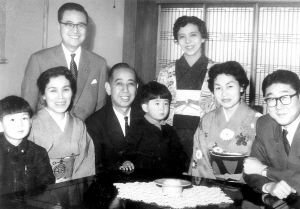 安倍家族推進(jìn)日本修憲半個(gè)多世紀(jì),圖中間為安倍坐在外公岸信介膝上,右一為安倍父親安倍晉太郎,右三為安倍母親安倍洋子。