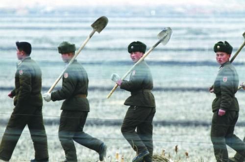 朝軍士兵前往田地支援地方建設(shè)。