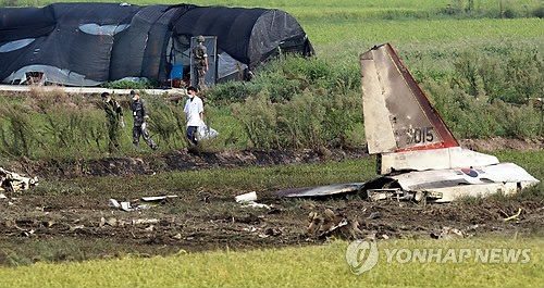 當(dāng)?shù)貢r(shí)間28日下午2時(shí)8分許，韓國(guó)一架空軍教練機(jī)T-50在全羅南道光州市西區(qū)細(xì)荷洞農(nóng)田墜毀。