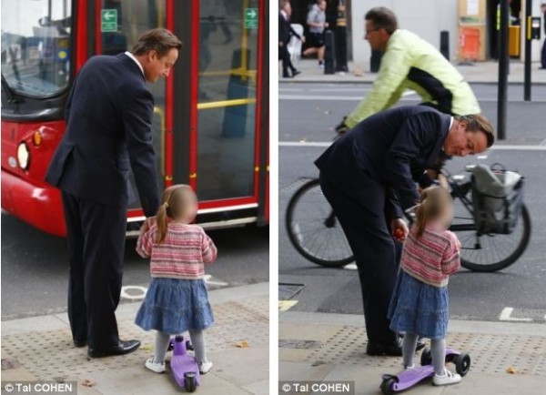英國(guó)首相卡梅倫步行送女兒上幼兒園。