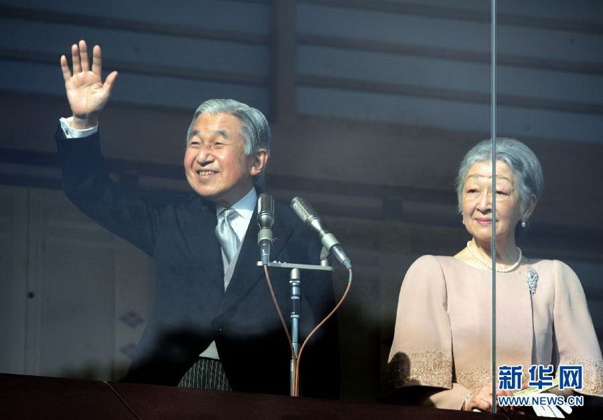 當(dāng)?shù)貢r間12月23日，在位于日本東京的皇宮，日本明仁天皇向民眾致意。