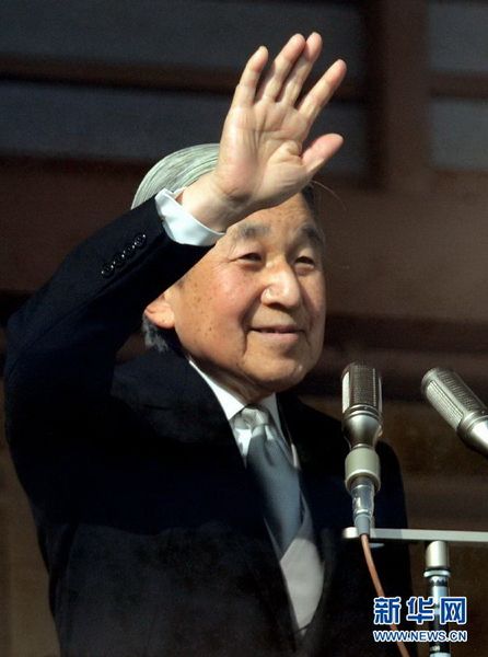 當(dāng)?shù)貢r間12月23日，在位于日本東京的皇宮，日本明仁天皇向民眾致意。