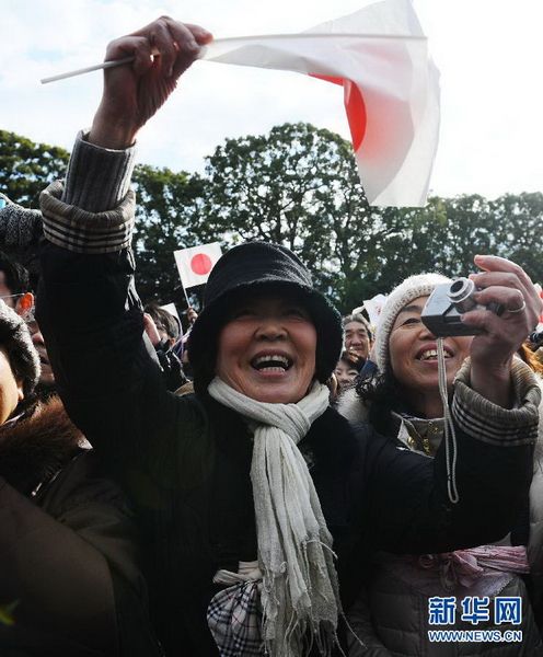 當(dāng)?shù)貢r間12月23日，在位于日本東京的皇宮，民眾向明仁天皇祝賀生日。