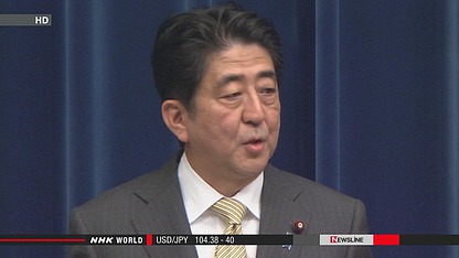 日本首相安倍晉三出發(fā)前往瑞士前接受記者采訪。
