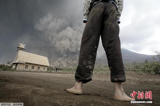 當(dāng)?shù)貢r(shí)間2月1日，印尼錫納朋火山持續(xù)噴發(fā)。