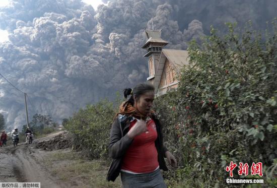 當(dāng)?shù)貢r(shí)間2月1日，印尼錫納朋火山持續(xù)噴發(fā)。