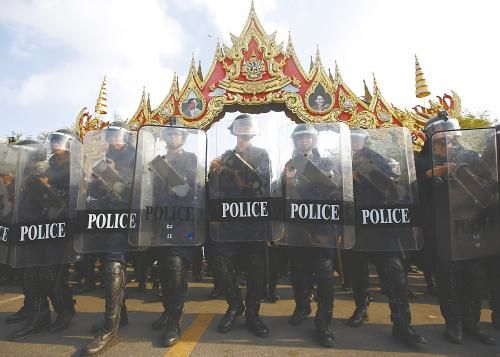 14日在泰國曼谷，政府出動數(shù)千名防暴警察，以奪回政府大樓和其他 泰數(shù)千防暴警察和平清場 被示威者占領(lǐng)的區(qū)域。