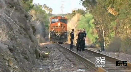 當時詹娜未注意火車駛來有真空效應，為撿手機而被吸入車底喪命。