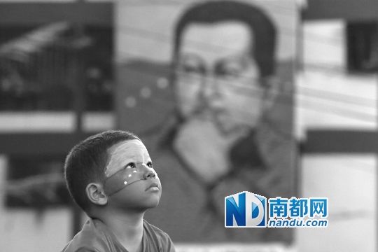 3月5日，一名委內(nèi)瑞拉兒童仰望天空，他身后是查韋斯的陵墓。