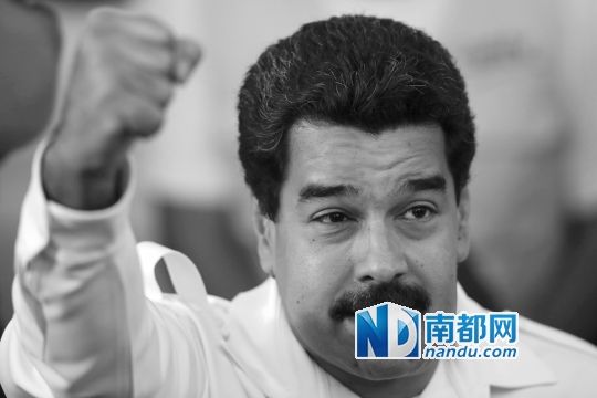 委內(nèi)瑞拉總統(tǒng)馬杜羅向支持者致意。