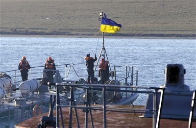 當(dāng)?shù)貢r間2014年3月21日，克里米亞塞瓦斯托波爾，烏克蘭海軍登陸艦。