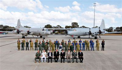 4月29日，參與搜尋馬航失聯(lián)客機的多國軍人和軍機在珀斯皮爾斯空軍基地合影。5月1日，馬航宣布搜尋進入新階段，重點將借助不同技術(shù)擴大海底搜尋。