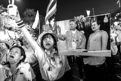 5日，泰國(guó)巴蜀府海濱度假勝地華欣，數(shù)萬民眾身穿國(guó)王的代表色“黃色”T恤，自發(fā)上街，口喊“國(guó)王萬歲”的口號(hào)。