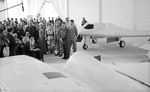 　哈梅內(nèi)伊（中）11日參觀伊朗版RQ-170無人機。