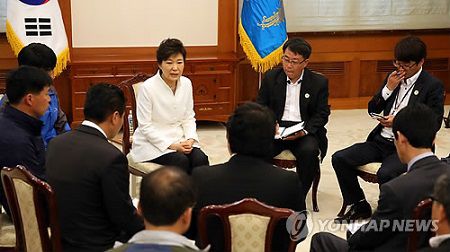 16日下午，樸槿惠接見(jiàn)“世越”號(hào)客輪遇難者家屬，并在家屬面前親自道歉。（韓聯(lián)社）