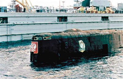 2001年，與失火核潛艇屬于同一級的“庫爾斯克”核潛艇時隔14個月被打撈出海。