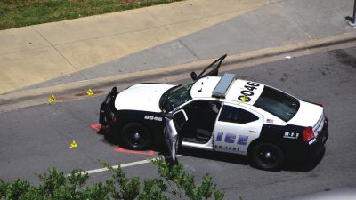 被槍手擊中的警車。新華社發(fā)