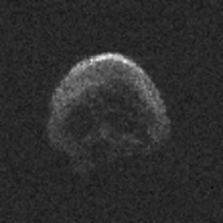 這顆彗星外形酷似骷髏頭，表面甚至可分出眼鼻。