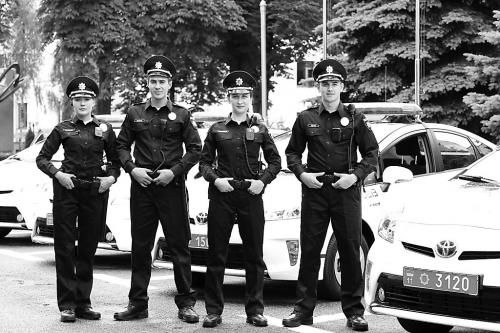 烏克蘭新警察在警車旁帥氣亮相。