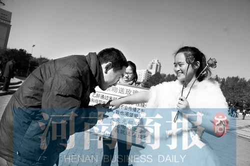 　一名男士上前，準(zhǔn)備親吻女孩的手
