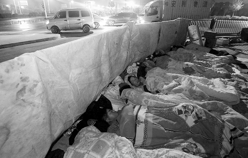 在寒冷的冬夜，為了能省點(diǎn)錢，方便接活，民工們?nèi)运跇蛳隆? complete=
