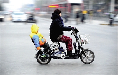 昨日下午，隴海西路桐柏路口，紅燈亮起的瞬間一輛電動(dòng)車闖過(guò)路口。
