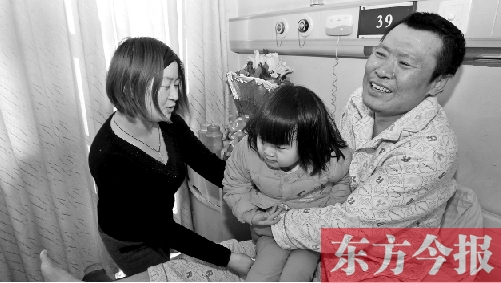 李剛患骨肉瘤急需手術(shù)，最放心不下的就是他的妻子、女兒