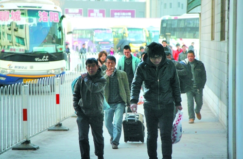 乘汽車(chē)踏上返程的人們