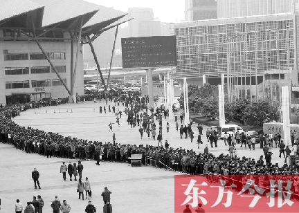 3月2日，在鄭州國(guó)際會(huì)展中心，河南省春季人才招聘會(huì)舉行，六萬(wàn)五千名求職者扎堆求職