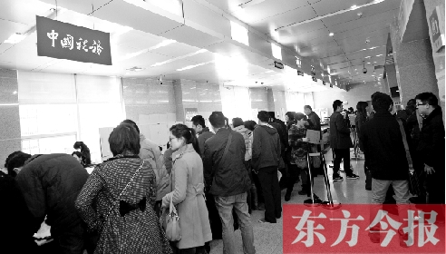 　昨天，在鄭州市房管局辦稅柜臺，迎來絡(luò)繹不絕辦理業(yè)務(wù)的市民
