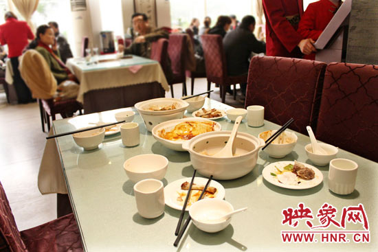 3月22日，阿五美食英協(xié)路店幾位顧客用完餐后，盤子里的食物所剩無幾。