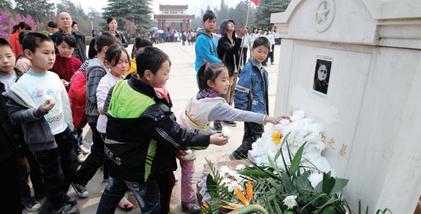 昨天上午，來鄭州市烈士陵園祭掃的小學(xué)生將百花擺放在吉鴻昌烈士墓前
