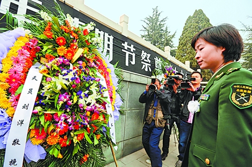 　　4月4日,我國首位女航天員劉洋來到林州市烈士陵園。在烈士紀(jì)念碑前,劉洋和眾人一起列隊(duì)肅立默哀致敬