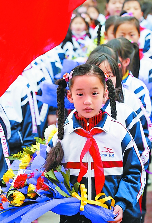 　4月4日,許多小學(xué)生來到新縣鄂豫皖革命烈士紀(jì)念館為烈士掃墓。記者　王天定　攝