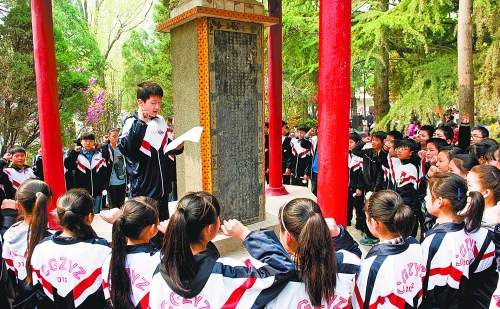 　　4月3日,宜陽縣1000余名師生通過獻(xiàn)花、宣誓、掃墓、讀祭文等形式緬懷革命先烈。 田義偉 攝