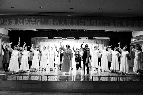昨日，鄭州人民醫(yī)院舉辦了一臺特殊的晚會，表演的和看表演的大都是癌癥患者 河南商報記者 王春勝/攝　
