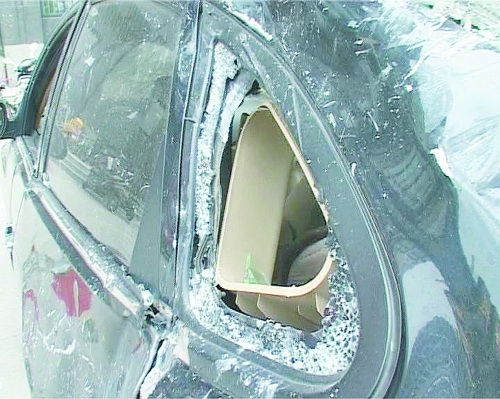爆炸導致部分窗玻璃碎裂掉落,殃及樓下停放的轎車。