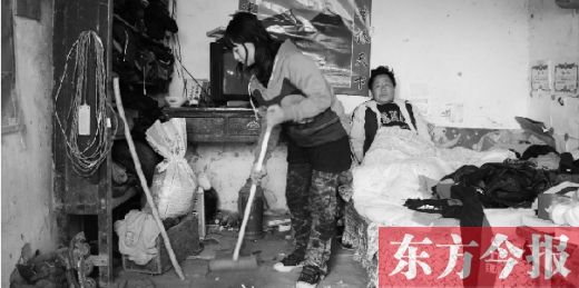 　寧陵縣趙村鄉(xiāng)大楊莊村，16歲的王香浦在打掃家里的衛(wèi)生，床上躺著她的爸爸　